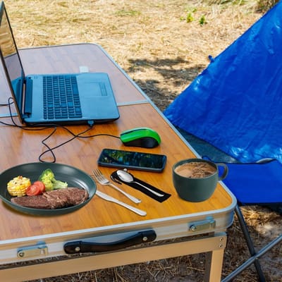Set van camping borden en kommen met koffiemok, inclusief bestekset met lepel, vork en mes voor thuis, buiten, picknick en kamperen