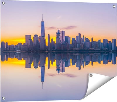 Gards Tuinposter New York Skyline bij Zonsopgang - 80x60 cm - Tuindoek - Tuindecoratie - Wanddecoratie buiten - Tuinschilderij