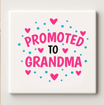 Promoted to Grandma Tegel 15x15 cm – Hartverwarmende Keramische Cadeautegel voor Nieuwe Oma’s, Geboorteaankondiging of Familieviering