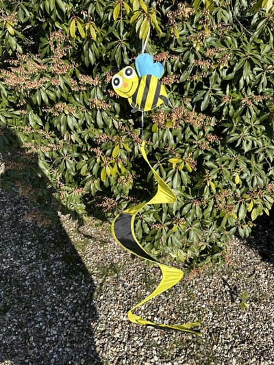 Windmolen met spiraal "bij" - geel en zwart - nylon + kunststof - dia 26 cm x hoogte 115 cm - Tuinaccessoires - Windmolens