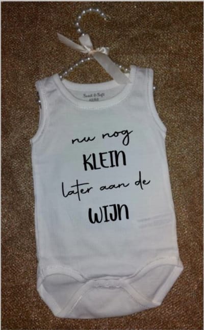 Bedrukt rompertje met tekst nu nog klein maar later aan de wijn, Rompertje, Baby, Babyshower, Rompertje zonder mouwen