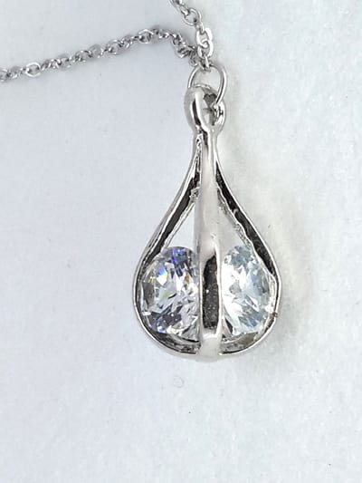 Ketting met druppelvorm hanger, 3 zijde zirkonia zetting. Sieraad staat bekend om zijn minimalistische en elegante uitstraling, waarbij de steen centraal staat.