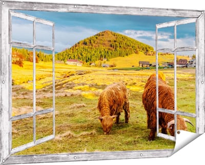 Gards Tuinposter Doorkijk Twee Schotse Hooglanders bij een Dorp - 150x100 cm - Tuindoek - Tuindecoratie - Wanddecoratie buiten - Tuinschilderij