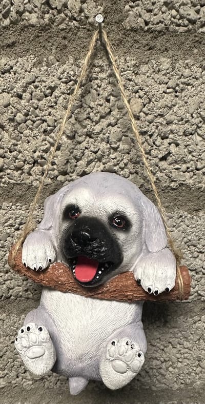 Polyresin hangend (tuin) dier "hond" - grijs + zwarte snuit - hoogte 15x10x8 cm - ophangtouw - Voor binnen of buiten - Tuinaccessoires - Woonaccessoires