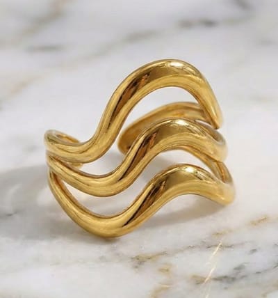 Lundholm Ringen Dames Goud kleurig Minimalistisch Gouden Ring Dames - Gouden Ring - Vrouwen Ring– Premium Stainless Steel Goud Verguld – Verstelbare Ring One Size – Waves Serie - Cadeau voor Haar Cadeautje Vrouw