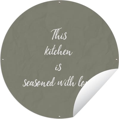 Tuincirkel Liefde - Quotes - Spreuken - This kitchen is seasoned with love - 60x60 cm - Ronde Tuinposter - Buiten