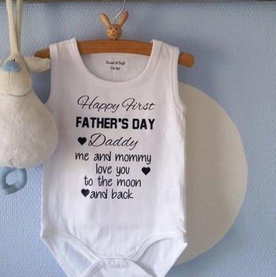 Baby Rompertje tekst papa eerste Vaderdag cadeau | Happy first father’s Day daddy me and mommy love you to the moon and back | mouwloos | wit zwart | maat 86-92