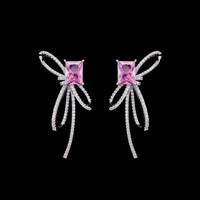 Victoria Valenza Zilverkleurige strik oorbellen met roze zirkonia stenen – Oorbellen – Zilveren oorbellen – Oorbellen dames – Oorbellen Zilver – Zilver – 925 Zilver – Zirkonia stenen – Trapezium – 1 paar