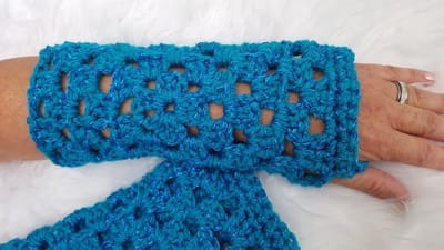 Handgemaakte vingerloze handschoenen / polswarmers in azuurblauw met glinsterdraad . Maat L