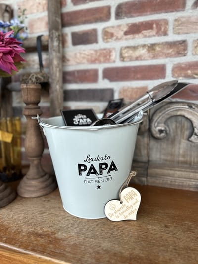 Creaties van Hier - Cadeaupakket Zinken emmer Papa met houten hartje opener/tang/onderzetter/mok/sleutelhanger - 24 cm – zink – decoratie