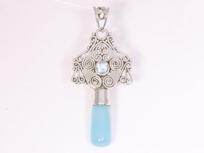 Lange opengewerkte zilveren hanger met blauwe chalcedoon en topaas
