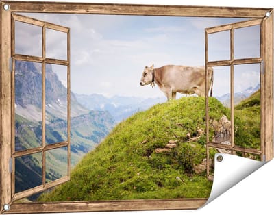 Gards Tuinposter Doorkijk Koe in de Bergen - 90x60 cm - Tuindoek - Tuindecoratie - Wanddecoratie buiten - Tuinschilderij