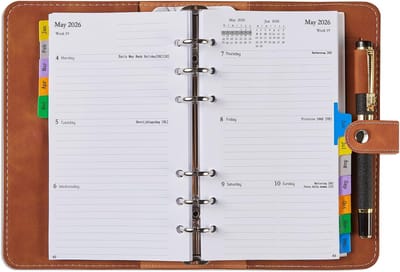 Famanu – Zakplanner 2026 A6 weekoverzicht 1 week 2 pagina’s maandtabbladen penhouder zacht