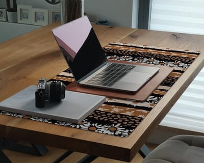 Coloray Bureau Onderlegger - Mozaïek Bloemen Bijen Bureau Onderlegger Groot - 100 cm x 50 cm - Bruin Bureau Onderlegger - Bureau Onderlegger XXL - Computer Mat - Bureau Pad - Bureau Mat