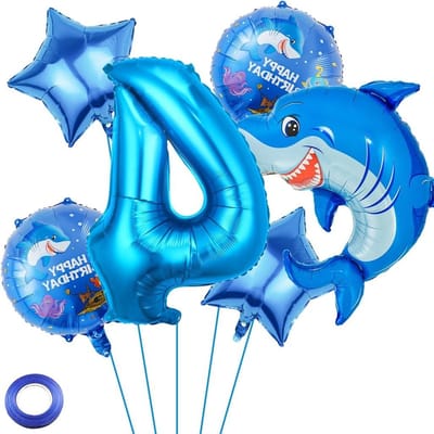 Verjaardagsfeestdecoratie met blauwe haai, folieballonnen met nummer 4 en grote haai voor jongensfeest