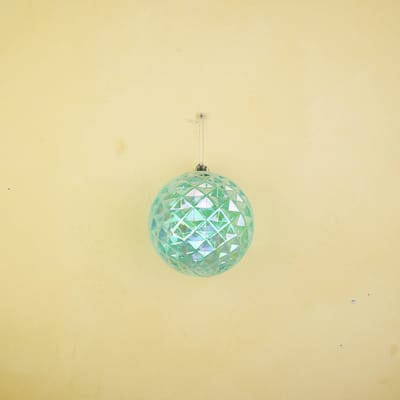 Kersthanger – Kerstbal Kunststof Blauw 15×15 cm – Luxe Glanzende Ornament Bal met Ruit-Relief – Lichtgewicht Acryl – Kerstdecoratie