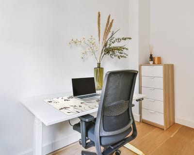 Coloray Bureau Onderlegger - Schaduwen van bloemen Bureau Onderlegger Groot - 100 cm x 50 cm - Beige Bureau Onderlegger - Bureau Onderlegger XXL - Computer Mat - Bureau Pad - Bureau Mat