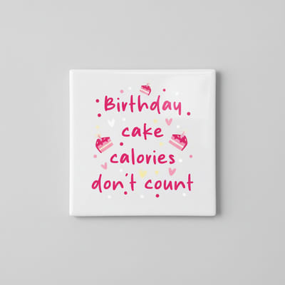 Grappige Verjaardag Tegel “Birthday Cake Calories Don’t Count” – Schattig Roze Feestdesign – Keramische Decoratieve Tegel 15 × 15 cm