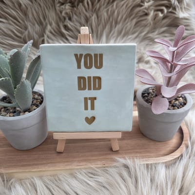 Robuust wenstegeltje “You did it” – Keramiek 10x10 cm – Wanddecoratie & Cadeau – Cadeau Geslaagd – incl standaard – Trendy nu - Feest - Geslaagd - Rijbewijs, diploma of ander succes
