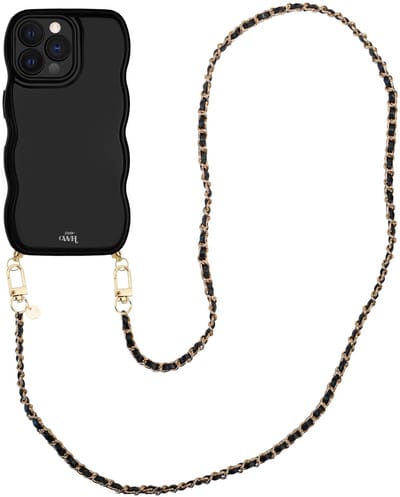 xoxo Wildhearts Glossy Wavy Cord Case Black - Geschikt voor iPhone 12 Pro Max - Classic Chain - Lang koord - Glimmend telefoonhoesje met golven - Hoesje met koord - Zwart met gouden ketting - Telefoonkoord - Lange variant koord