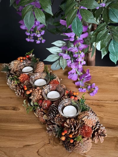Tafelstuk bloemstukje besjes en dennenappels 9 cm hoog - theelichthouder - hoogkwalitatieve kunststof - decoratiefiguur - interieur - accessoire - voor binnen en buiten - herfstcollectie - geschenk - cadeau - gift - verjaardag