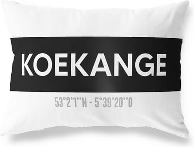 Tuinkussen KOEKANGE - DRENTHE met coördinaten - Buitenkussen - Bootkussen - Weerbestendig - Jouw Plaats - Studio216 - Modern - Zwart-Wit - 50x30cm
