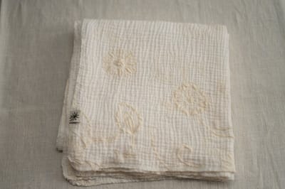 Baby-swaddle-inbakerdoek-ecru-100x100cm-geborduurd hydrofiel-handgemaakt(Sweet baby Bedstraw)