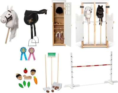 By Astrup luxe stokpaardje wit met zeer complete speelset - Stal - Hindernis - Kast - Verzorgingsset - Mestboy - Rozetten en Zadel
