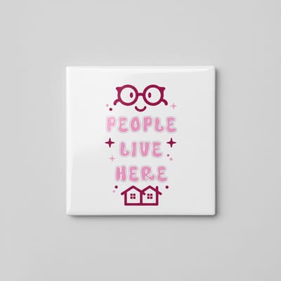 People Live Here Tegel – Schattige Woonquote Wanddecoratie – Grappig Huisbord Keramische Tegel 15 x 15 cm