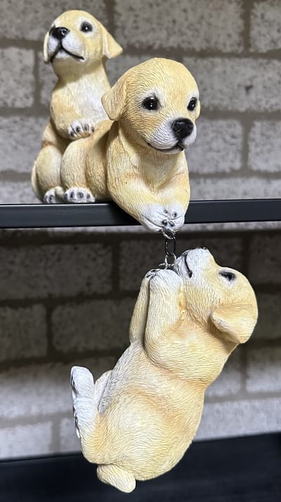 Polyresin (tuin) dieren aan elkaar "Spelende Honden" - Set van 3 stuks - Combinatie staand en hangend - meerkleurig - Hoogte 15 x 20 x 10 cm - Woonaccessoires - Tuinaccessoires - Tuindecoratie
