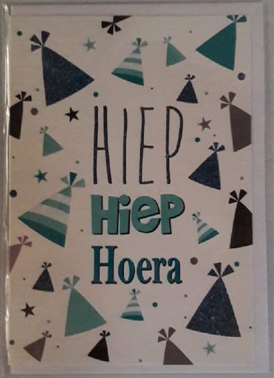 Hiep, hiep, hoera! Een grappige wenskaart met feestelijke mutsen in verschillende kleuren. Maak er een leuk feestje van vandaag. Een dubbele wenskaart inclusief envelop en in folie verpakt.