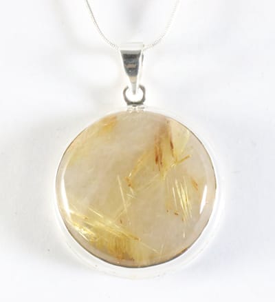 Ronde hoogglans zilveren hanger met gouden rutielkwarts aan ketting
