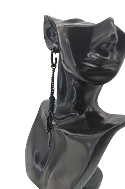 RVS zwartkleurig Oorring van Ø 12mm met 3 losse verschillende lengte ketting hangen met mooie veertje - FESTIVAL.