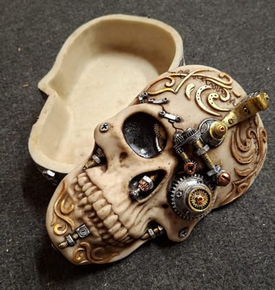 Steampunk Schedel Opbergdoosje - Industrieel Polystone Skull Doosje met Tandwielen - Gothic & Biker Decoratie - Geheime Sieradendoos - Cadeau voor Heren - 18 cm Lang