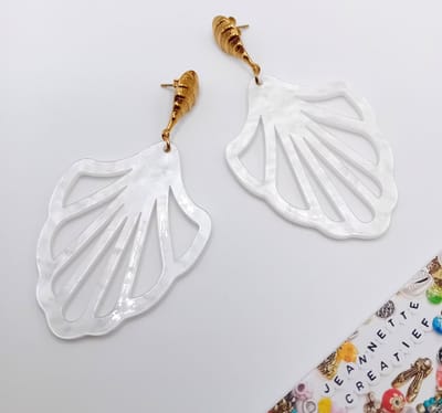 Jeannette-Creatief® - Resin - Waaier Groot - Schelpen - Witte oorbellen - Witte Resin oorbellen - Oorstekers - Oorbellen Dames - Oorbellen Wit - Oorhangers - Goudkleurige RVS Oorstekers - IBIZA Chic – Boho Chic – Bohemian – Bohemien - Ibiza Style