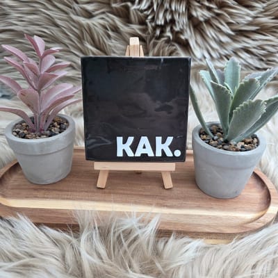 Robuust Wenstegeltje “KAK.” – 10X10CM – Humoristisch Cadeau – Trendy nu – Cadeau voor Nieuwe Woning, Housewarming of voor vriend(in) – Sfeervol en Persoonlijk – Zomaar - Wc decoratie – Decoratief Tegeltje met Standaard – Cadeau Idee