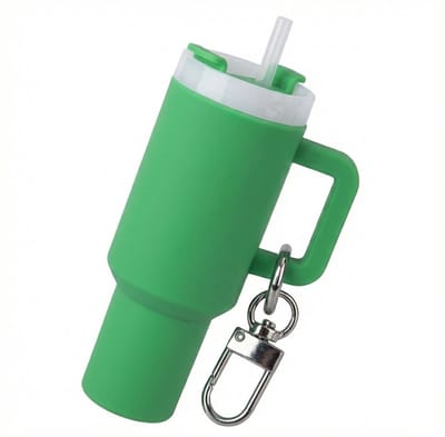 Groene mini water beker sleutelhanger met handvat en afneembare clip – compacte drinkbeker vorm sleutelhanger – decoratieve mini cup accessoire voor sleutels of tas