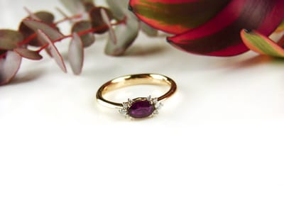 ring in roos goud gezet met robijn en diamant