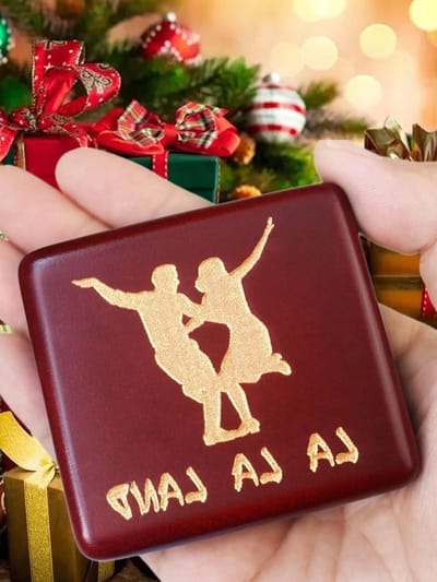 Houten Muziekdoos - Speeldoos Decoratie - Cadeau Geven - Handgemaakt Hout - 7.1 x 6.7 x 4 cm - Rood