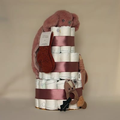 Luiertaart - meisje roze - Pampers luiers - kraamcadeau baby - babyshower cadeau - knuffeldoek konijn - bijtring - rammelaar - sokjes
