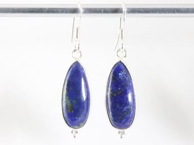 Druppelvormige zilveren oorbellen met lapis lazuli