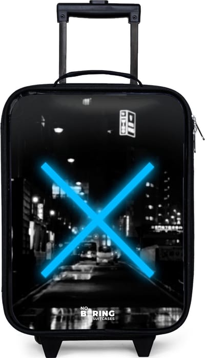 NoBoringSuitcases.com® - Kinderkoffer jongen - Kindertrolley meisje - Felblauwe kruis in een nachtelijke scène - Koffer kind lichtgewicht - Reiskoffer trolley voor kinderen - Koffertje met lichtgevende wieltjes - Rolkoffer zwart