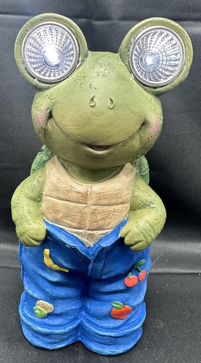Polyresin solarlamp "schildpad in jeans" - meerkleurig - met 2 LEDs - Staand model - hoogte 19 x 9 x 9 cm - Tuindecoratie - Tuinverlichting