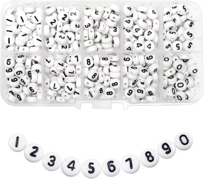 Famanu - Alfabet kralen wit 500 stuks – Zwarte letters en cijfers 7 mm – Voor armbanden en kettingen