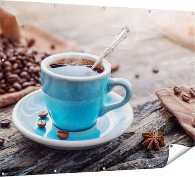 Gards Tuinposter Blauw Kopje Koffie met Koffiebonen - 160x120 cm - Tuindoek - Tuindecoratie - Wanddecoratie buiten - Tuinschilderij