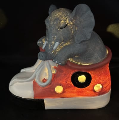 Polyresin (tuin)dier in schoen met LED - Olifant - Grijze + Koraal kleurige schoen - 1 LED - Hoogte 15 x 15 x 14 cm - Woonaccessoires - Tuinaccessoires - Tuindecoratie