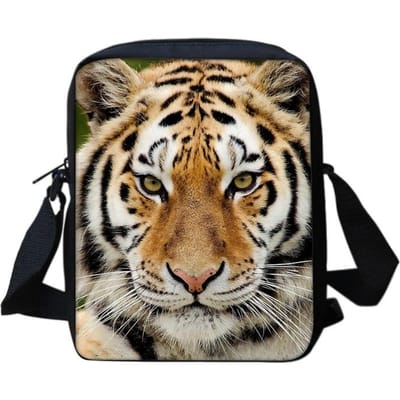 Tiger's nieuwe crossbodytas is veelzijdig, trendy en heeft een dierendruk die niet botst.. Het is een schoolverjaardagscadeau voor jongens en meisjes