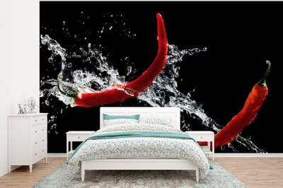 Behang - Fotobehang Chilipeper - Stilleven - Water - Zwart - Rood - Breedte 320 cm x hoogte 240 cm