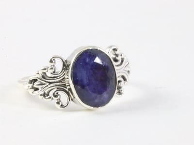 Fijne bewerkte zilveren ring met blauwe saffier - maat 17.5