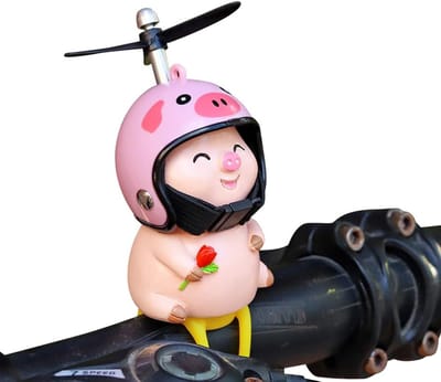 Crrynuo 1 Stuk - Schattig Varkentje Decoratie - Roze Fiets Auto Motor Accessoire - Met Draaiende Helikopterhelm - Leuk Cadeau Idee